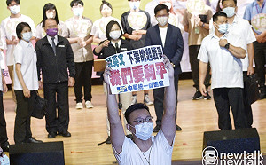 蔡英文、林佳龍中和宣講18歲公民權 統促黨舉牌鬧場