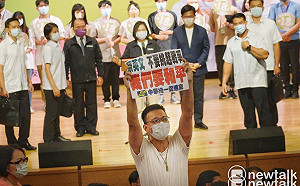 蔡英文宣講被統促黨鬧場 「白狼」司機大聲嗆別挑起戰爭遭維安拖離