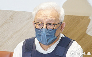 與中天記者槓上 曹興誠嗆：顛倒黑白、有臉站在這？