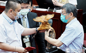 議員贈木雕祝「展翅高飛」 柯文哲：卸任後先回台大 再爭取總統大位