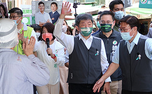 布條肖像遭煙蒂燒穿耳鼻 陳時中：譴責「特定破壞份子」