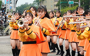 台日議員雙十國慶遊行網路收視僅輸橘高校 謝長廷：輸年輕人沒話說