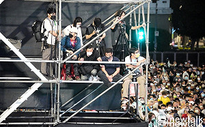 綠營凱道大型造勢活動 高達三層樓攝影架「塞滿」引安全疑慮