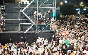 雙北候選人造勢竟讓攝影記者站高台 民進黨致歉:未來將加強規劃
