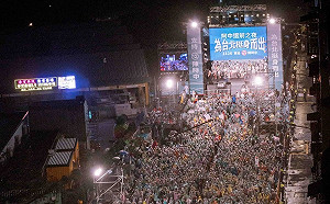 陳時中選前之夜下磅礡大雨 吳思瑤全身淋濕高稱超過3.5萬