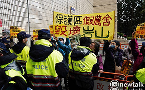 麥走！柯文哲卸任交接市長遇抗議民眾嗆「怎麼有臉選總統」 