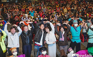 這場選前之夜很不一樣！吳怡農攜老婆發糖果、充滿大小朋友歡笑聲