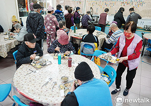 衛福部不挺「長照保險」、稱發「照顧津貼」恐將造成「女性刻板印象」