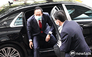 郭台銘披藍袍選2024？他說：沒有犧牲、從未貢獻、怎當母雞？