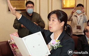 英系立委現身祝賀！蔡培慧宣誓就職　母親到場力挺