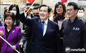 芯費大戰打到桃園機場！費鴻泰接機站馬英九旁 徐巧芯包車拉紅布條恭迎