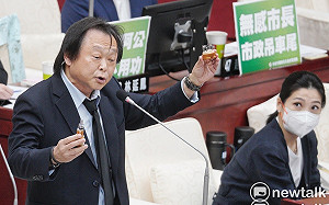 酸蔣萬安滿意度墊底還忘我飆舞 王世堅贈螺絲起子要他上緊發條  