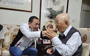 「侯」急了？親餵許歷農吃蛋糕 網友說噁心！范世平批：矯情！連深藍都在騙