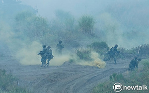 颱風天冒雨實兵演習  漢光八里聯合反登陸砲火沖天　