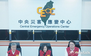 蔡英文視察災害應變中心 陳建仁籲加強警戒管制、勸離觀浪民眾 