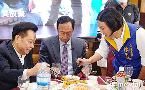 不甩黨紀/ 洪允典、陳玉珍出席「主流民意大聯盟」造勢  還幫郭台銘熱情夾菜