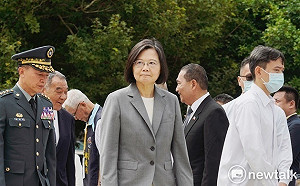 蔡英文金門主持823追思 讚陳玉珍「好看」、僅跟侯友宜點頭 