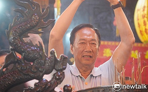 拜廟同場王世堅 郭台銘：「扶龍王」怎麼沒來扶我一把？