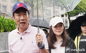 被柯、侯邊緣化？ 郭台銘：剛有騎士下雨停下來照相「你們看到沒有」