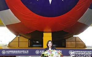 國造潛艦海鯤號今下水  國旗遮蓋艦艏與魚雷管等機敏裝備　