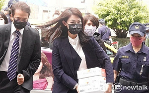 高虹安出庭否認涉貪　苦苓：若她無罪我把姓倒過來寫   