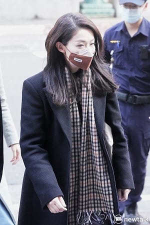 高虹安一身黑衣現身台北地院 誣告、貪污兩案同天開庭