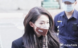 高虹安一身黑衣現身台北地院 誣告、貪污兩案同天開庭