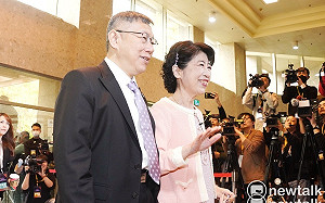 柯文哲攜陳佩琪出席辯論會 粉紫元素搭配情侶裝