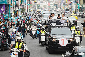 現場觀察》深入綠營票倉 柯文哲車掃遇2藍小雞喊「加油」、也見倒讚中指