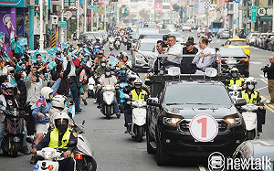 現場觀察》深入綠營票倉 柯文哲車掃遇2藍小雞喊「加油」、也見倒讚中指