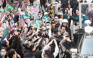 觀察》台中支持者吹棒球汽笛力挺 賴清德陪江肇國車隊掃街如見老朋友