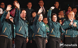 將卸任沒有不捨 蔡英文拉起賴清德手：後天請再相信蔡英文一次