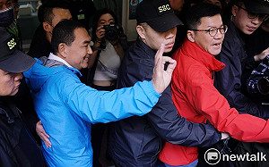 侯友宜板橋國小投完票 對著民眾比出自己號次「OK」手勢