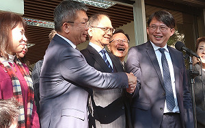 被問願意抱黃國昌和解？蔡其昌：我通常只跟我老婆抱