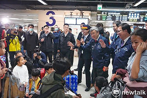 視察台鐵、高鐵及國道客運疏運情形 陳揆肯定用心整備