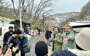 王世堅說到做到率團隊北海道旅遊  民眾巧遇瘋合照 