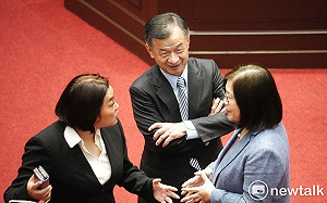 中國海警強登金門遊艇臨檢 陳玉珍：海巡說觀光船越界半海浬 