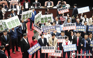 羅智強違規帶麥克風進議場大聲！林楚茵讚黃捷搶麥 揭國民黨早已是慣犯