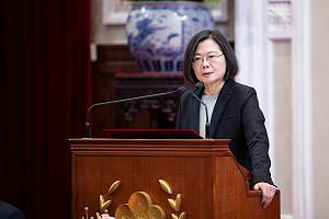 蔡英文南下參香揭匾曝卸任心聲:台灣很有福「關關難過關關過」