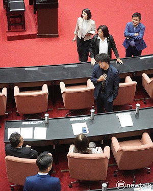 (影)民眾黨擋掉「立委赴中報備」提案  沈伯洋要黃國昌給說法!
