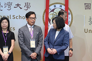出席台大政經學院 蔡英文提她與蔡明忠:成績好壞有無上課都不重要、成就較重要