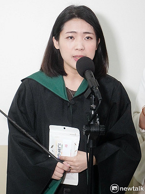 穿「女巫裝」徐巧芯大戰「魔法部長」吳釗燮:逼問捷克外交期刊細節