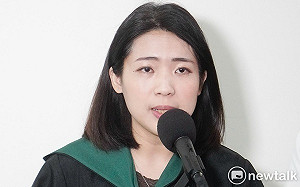 穿「女巫裝」徐巧芯大戰「魔法部長」吳釗燮：逼問捷克外交期刊細節