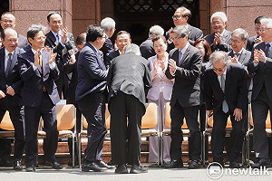 陳揆送蘋果造型瓷器感謝閣員 盼平平安安也代表和平的意思