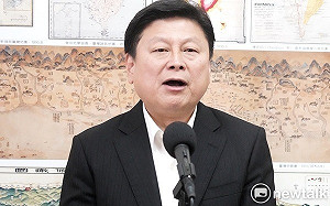 黃國昌被摸頭笑開懷!傅崐萁樂喊帶哨子吹 黃國昌絕對衝第一保護韓國瑜