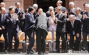 陳揆送蘋果造型瓷器感謝閣員 盼平平安安也代表和平的意思