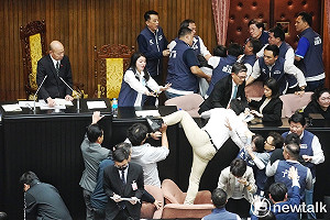 (影)立院衝突再一波》鍾佳濱跳上主席台試圖闖關 遭藍委摔下地板