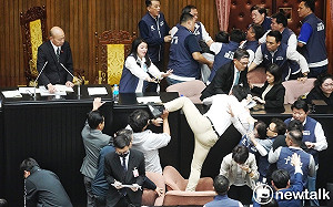 立院再演全武行 朱立倫：這是賴清德給台灣的民主示範？