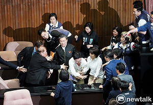 快訊》郭國文一舉搶下提案資料 周萬來錯愕 院會再陷僵局