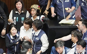 衝撞拋民進黨黨旗擄王美惠 綠委轟徐巧芯過份羞辱人